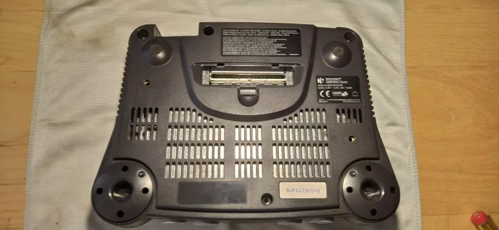 Nintendo 64 sin tornillos