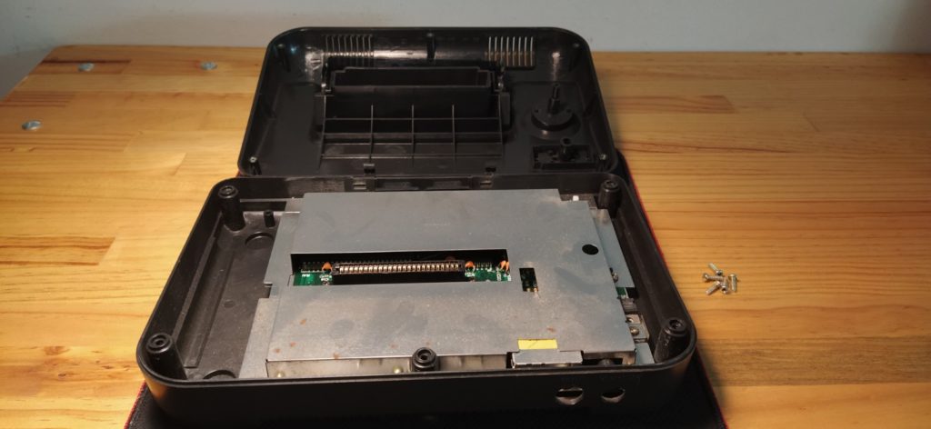 Desmontamos la carcasa de la Sega Master System II para el MOD de RGB