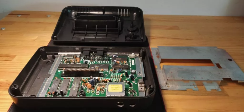 Desmontamos placa apantallamiento de la Sega Master System II para el MOD de RGB