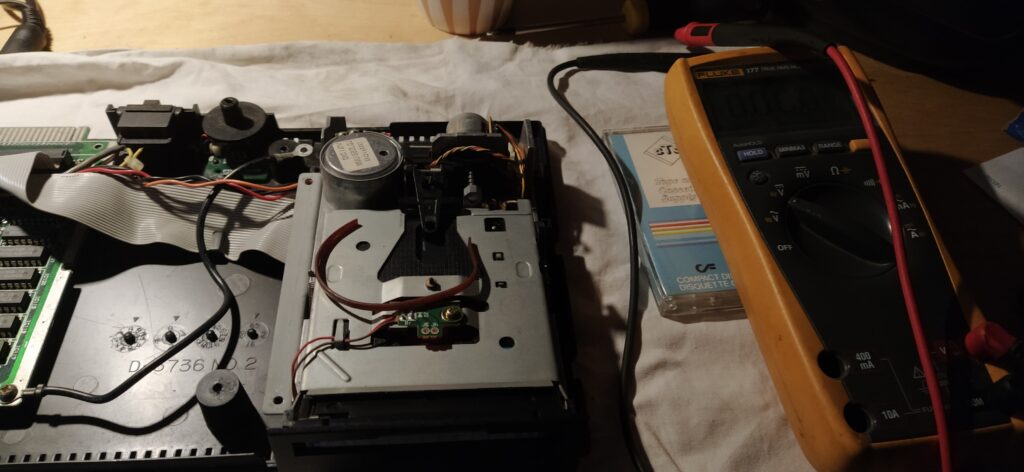 Medimos entrada de voltaje disquetera Amstrad